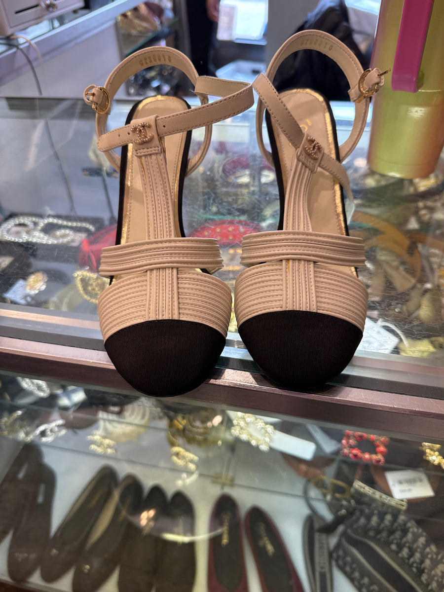 Chanel White Black Pump