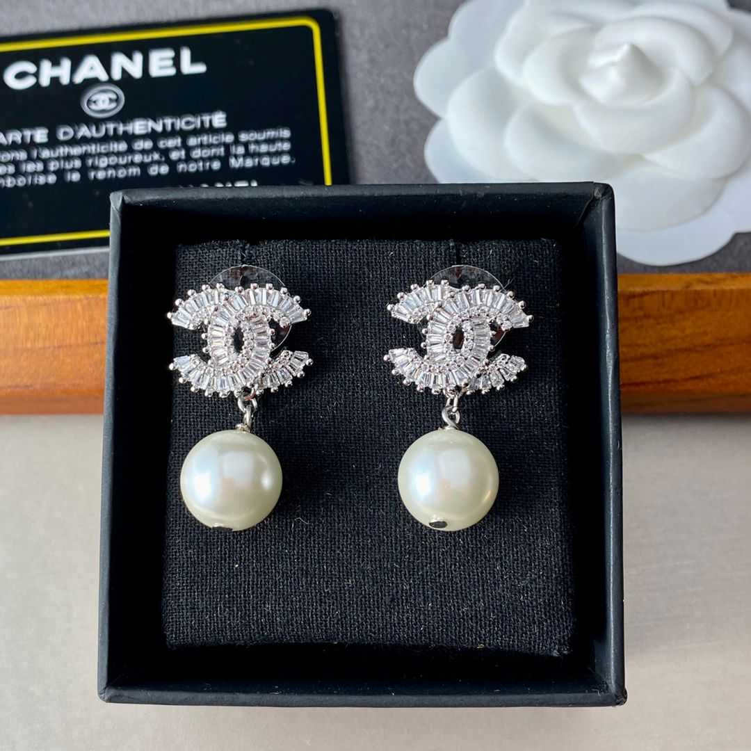 FHTH CC Rhinestone and Pearl Drop Earrings – From Head To Hose